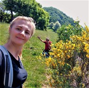 55 Ai pascoli dei Prati Parini (746 m) con giallo maggiociondolo